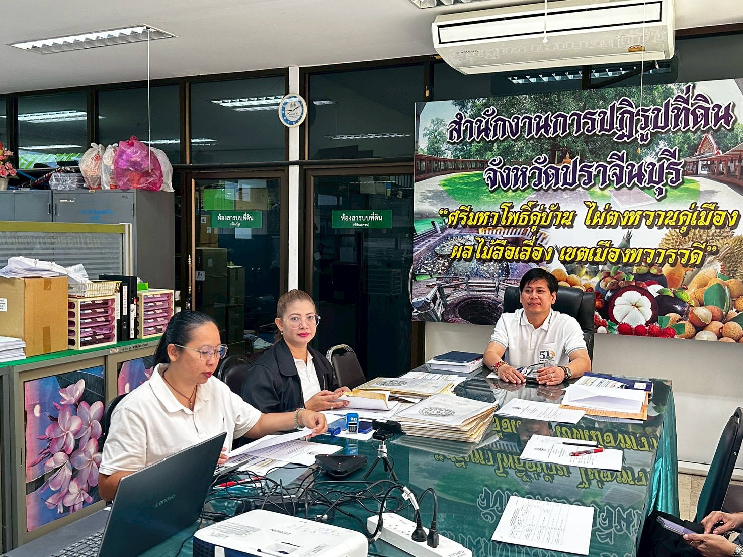 title - วันที่ 18 มีนาคม 2569 เวลา 09.00 น. นายวิทูล ประดิษฐบุญ ปฏิรูปที่ดินจังหวัดปราจีนบุรี  พร้อมด้วย เจ้าหน้าที่ ส.ป.ก.ปราจีนบุรี เข้าร่วมการอบรม เรื่อง “การสร้างความตระหนักรู้ด้านความมั่นคงปลอดภัยไซเบอร์ สำหรับเจ้าหน้าที่ ส.ป.ก.” โดยมีวัตถุประสงค์เพื่อเสริมสร้างความรู้ ความเข้าใจ และทักษะด้านความมั่นคงปลอดภัยไซเบอร์ ตลอดจนเพื่อให้ผู้เข้าร่วมอบรมสามารถนำความรู้ไปประยุกต์ใช้ ในการปฏิบัติงาน และในชีวิตประจำวัน ผ่านระบบประชุมทางไกล GDCC Space Plus  